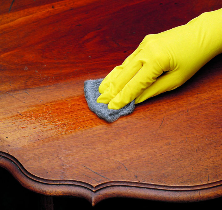 Очистите поверхность мебели перед нанесением воска