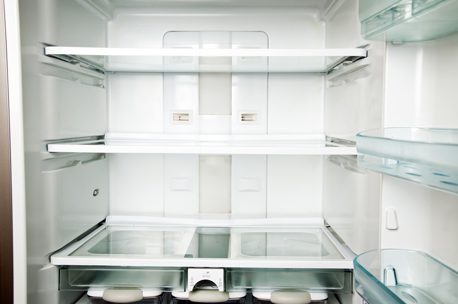 пустой холодильник. 