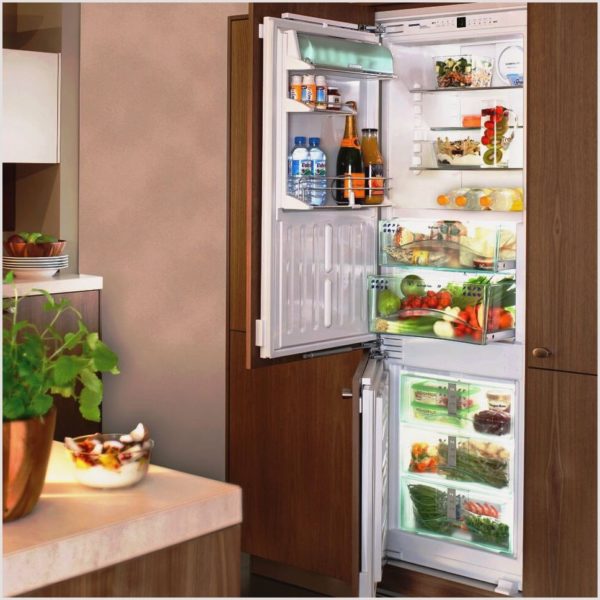 Шкафчики над холодильником на кухне