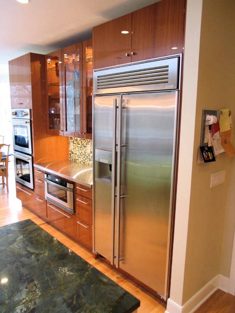 Шкаф для холодильника: как встроить в кухонный гарнитур, размеры