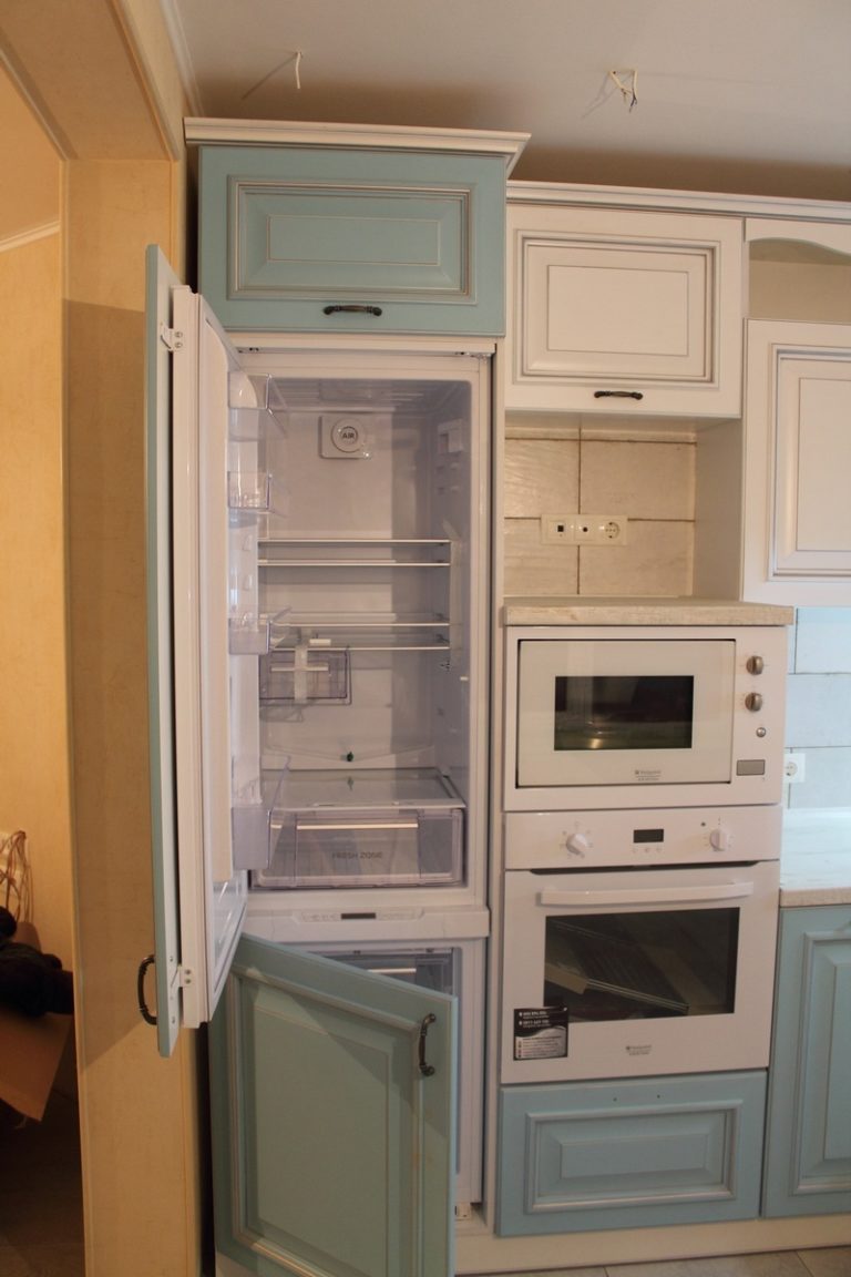 Холодильник внутри шкафа купе