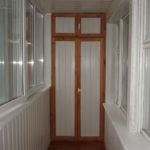 шкаф на балкон с коричневой рамой