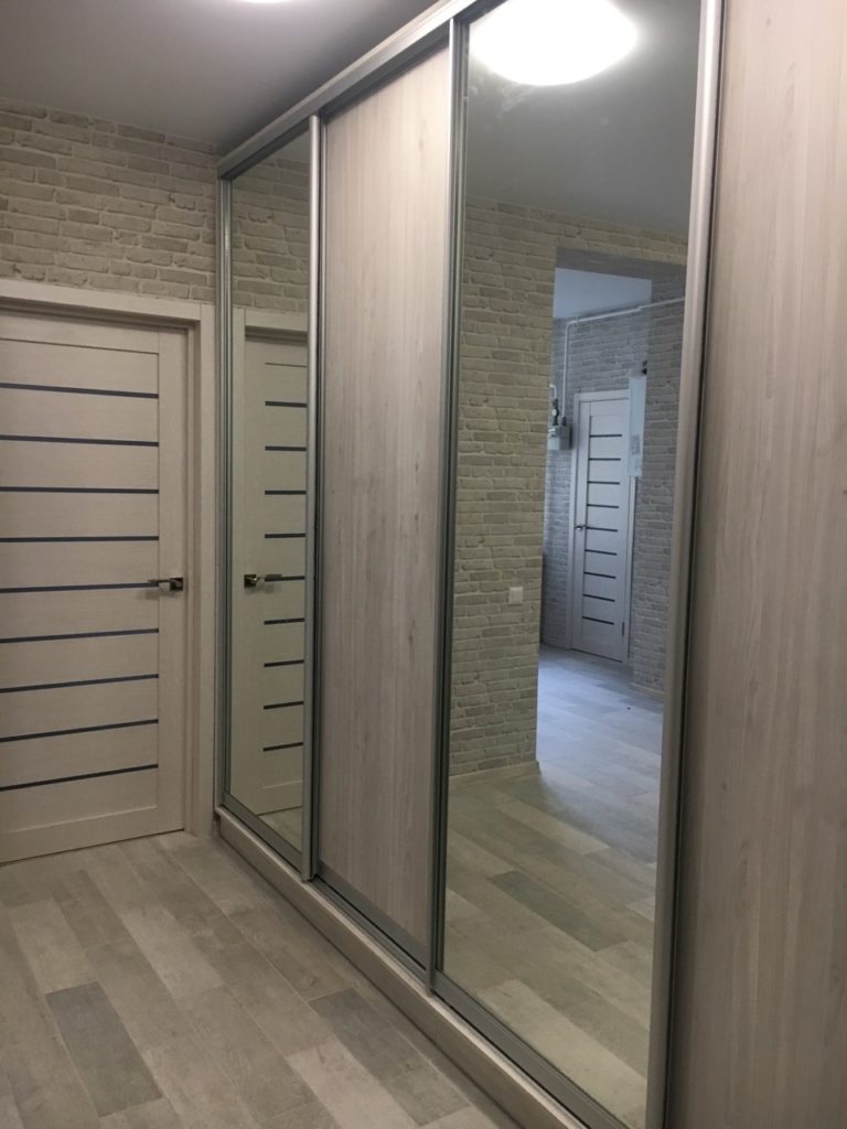 Двухсторонний шкаф перегородка для разделения комнаты и коридора
