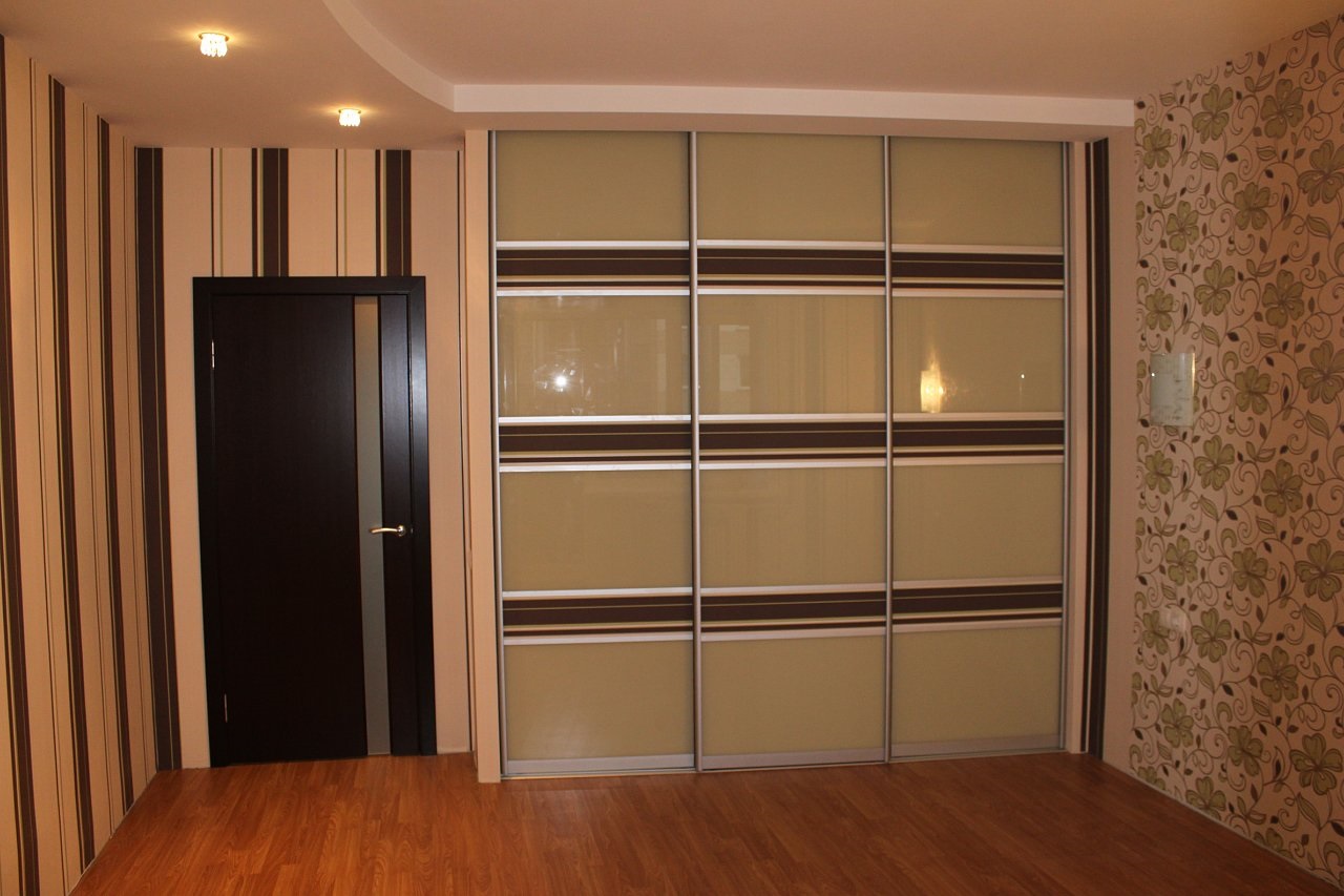 Шкаф перегородка: двухсторонний с проходом между комнатами, шкаф-купе