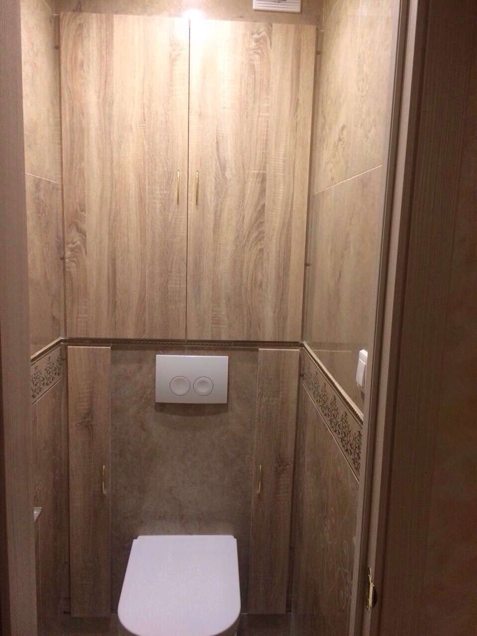шкаф в туалете над унитазом с инсталляцией