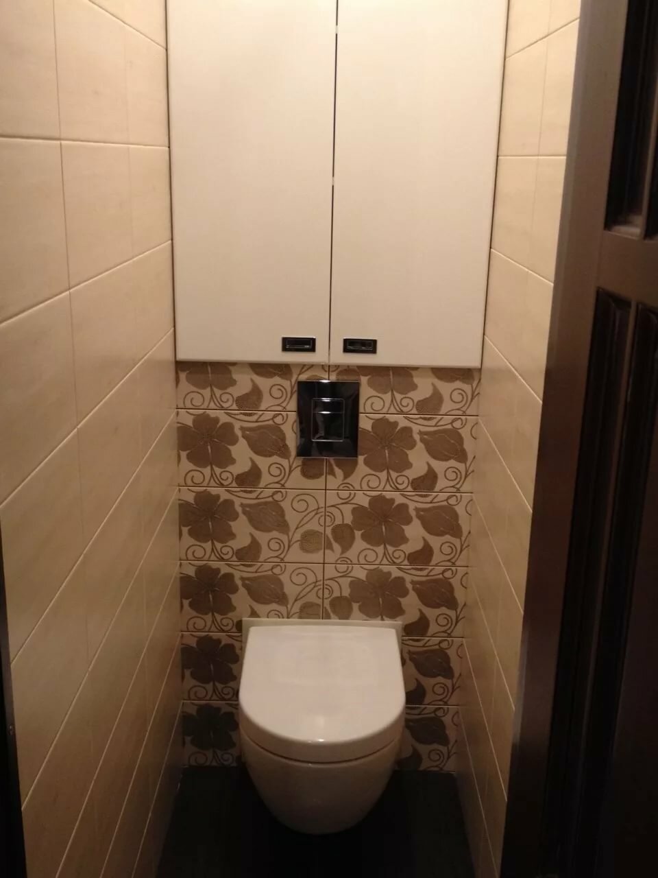 Шкаф и водонагреватель в туалете