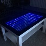 синий стол с эффектом бесконечности
