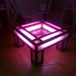 фиолетовый стол с эффектом бесконечности