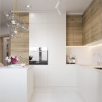 белый кухонный гарнитур с деревянными шкафами