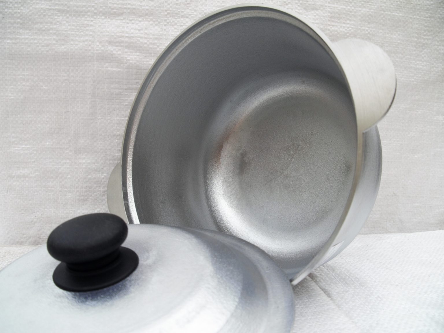 Как очистить казан: как отмыть от нагара и ржавчины, как почистить ...