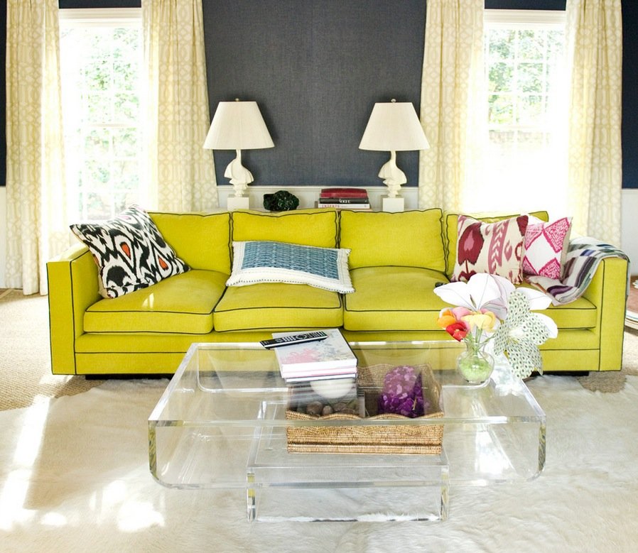 желтый диван в гостиной