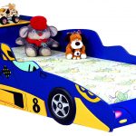 детская кровать-машина с игрушками