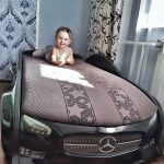 детская кровать-машина с ребенком