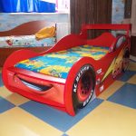 детская кровать-машина с большими колесами