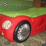 детская кровать-машина с зеленым матрасом