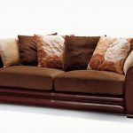 коричневый диван с подушками