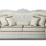белый диван с подушками