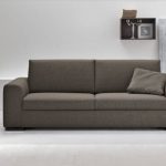 серый диван с подушкой