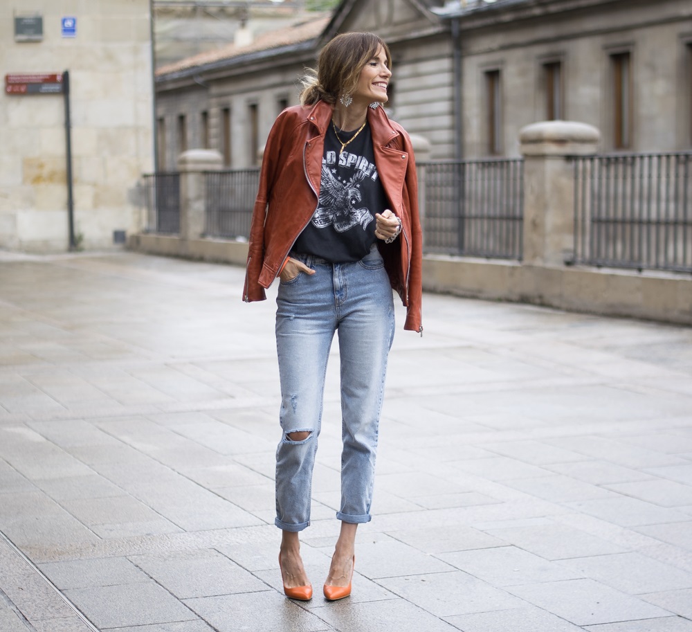 Мода с джинсами женщины
