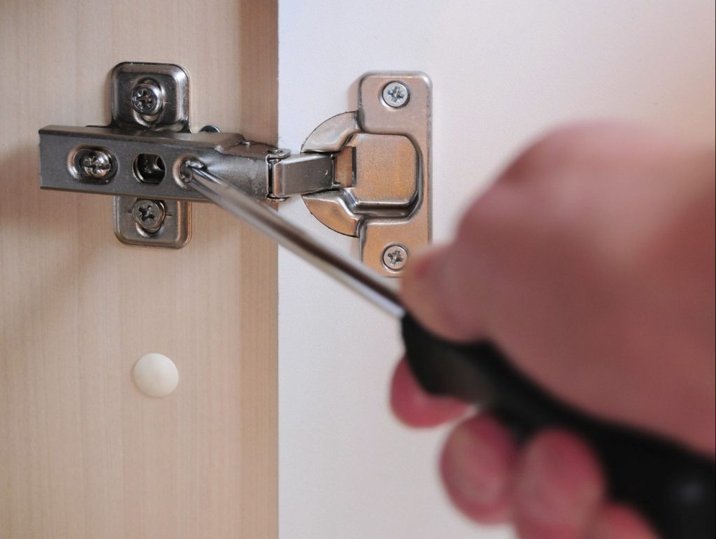 Метод применения для съемки выявленного следа пальца на дверце шкафа