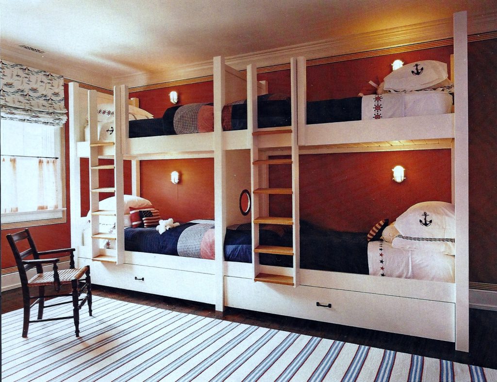 Двухъярусная кровать посередине комнаты
