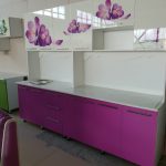 фиолетовый кухонный гарнитур цветы на шкафах