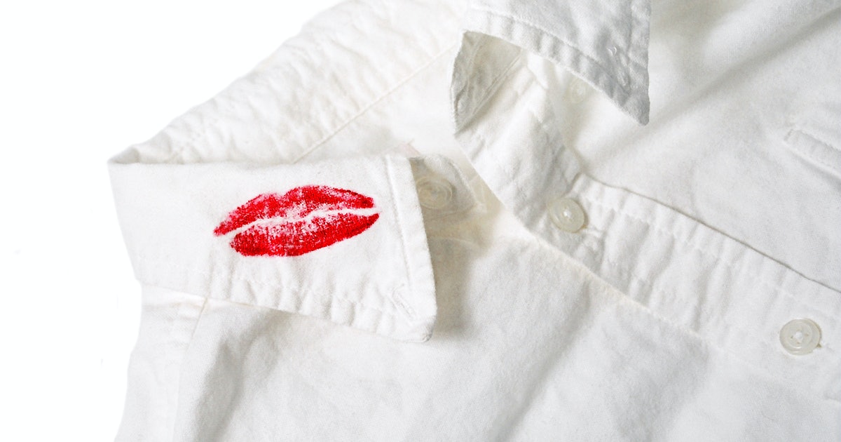удаление губной помады с белой одежды