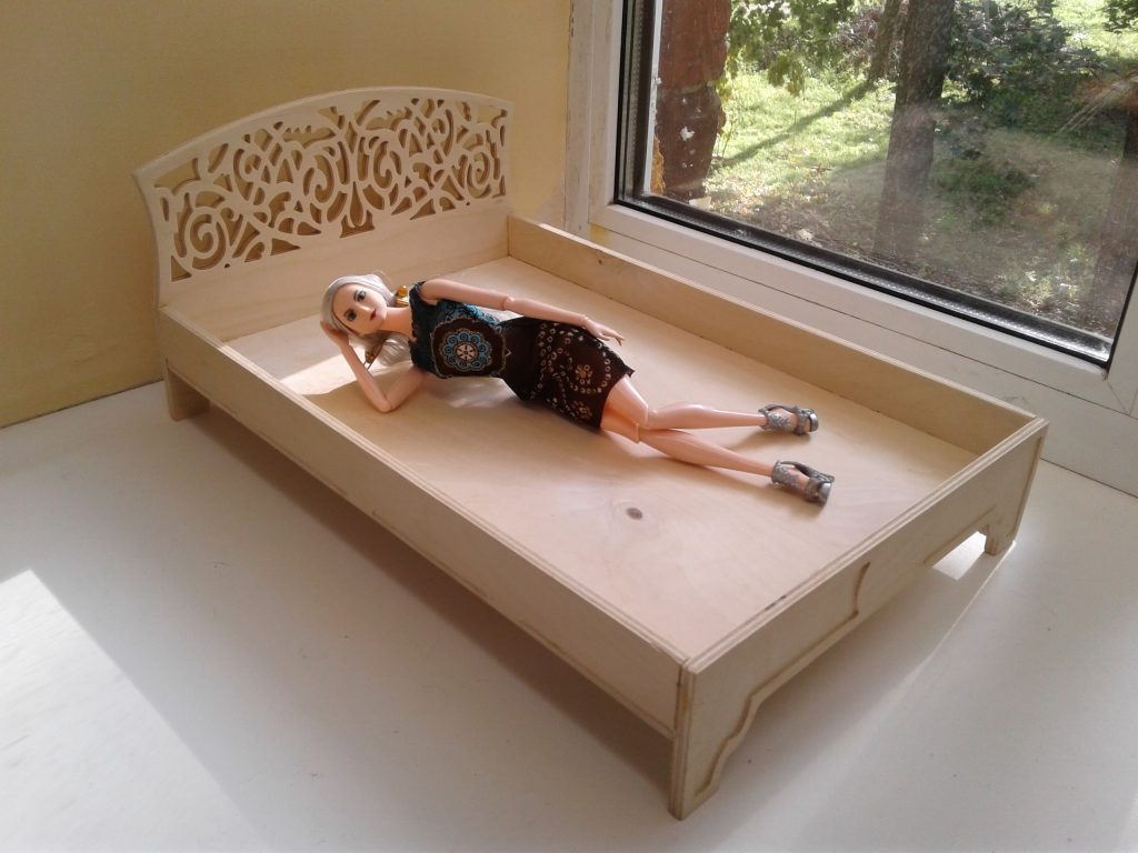 кровать для кукол из картона