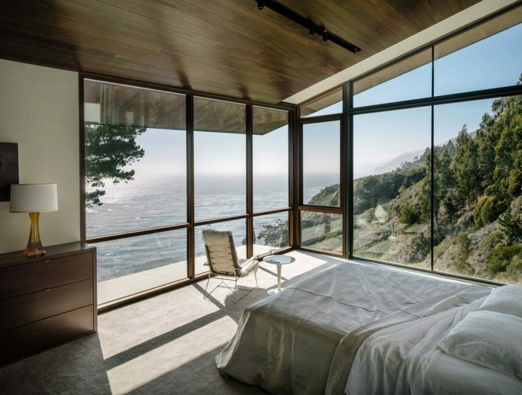 кровать в комнате с панорамой