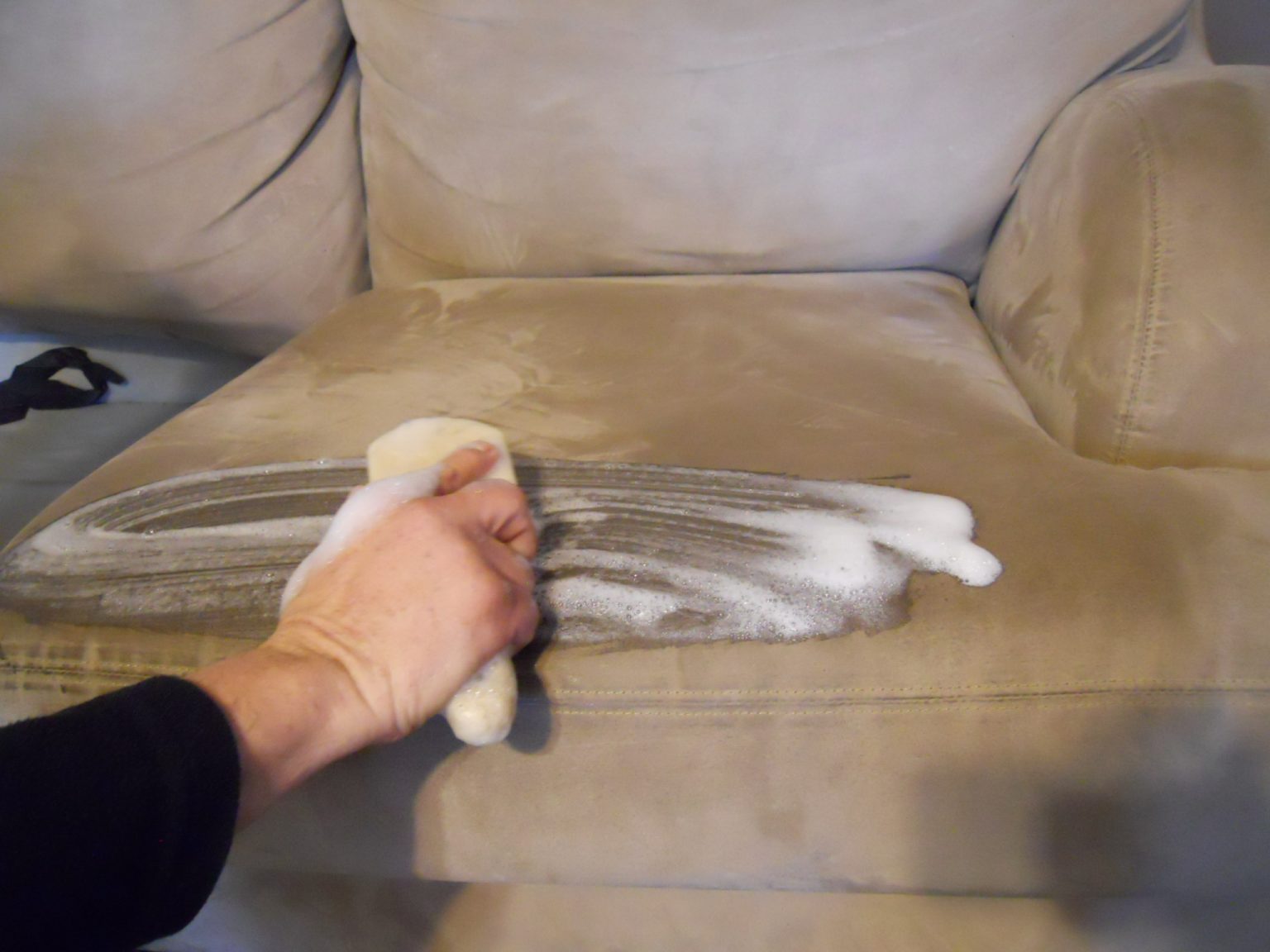 Восстановление дермантина на диване