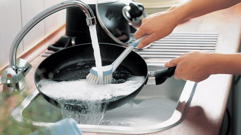мытье сковородки из чугуна
