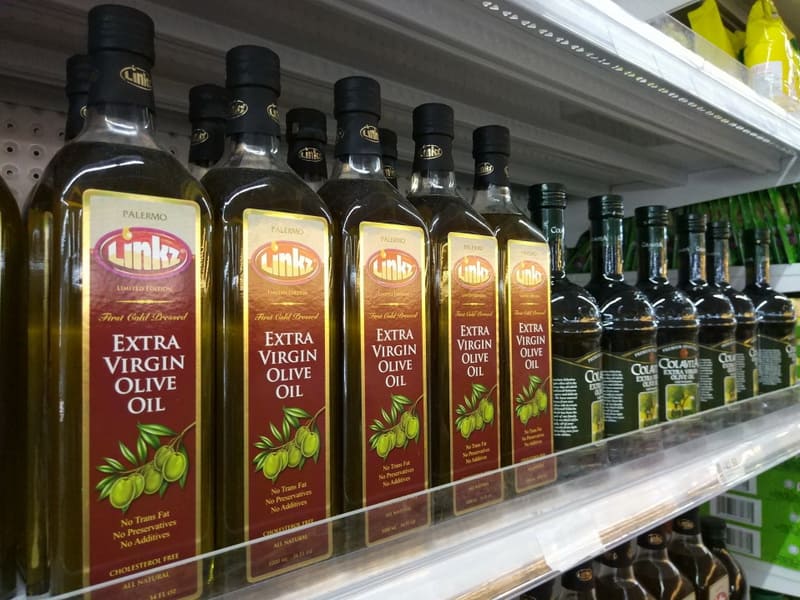 оливковое масло в магазине