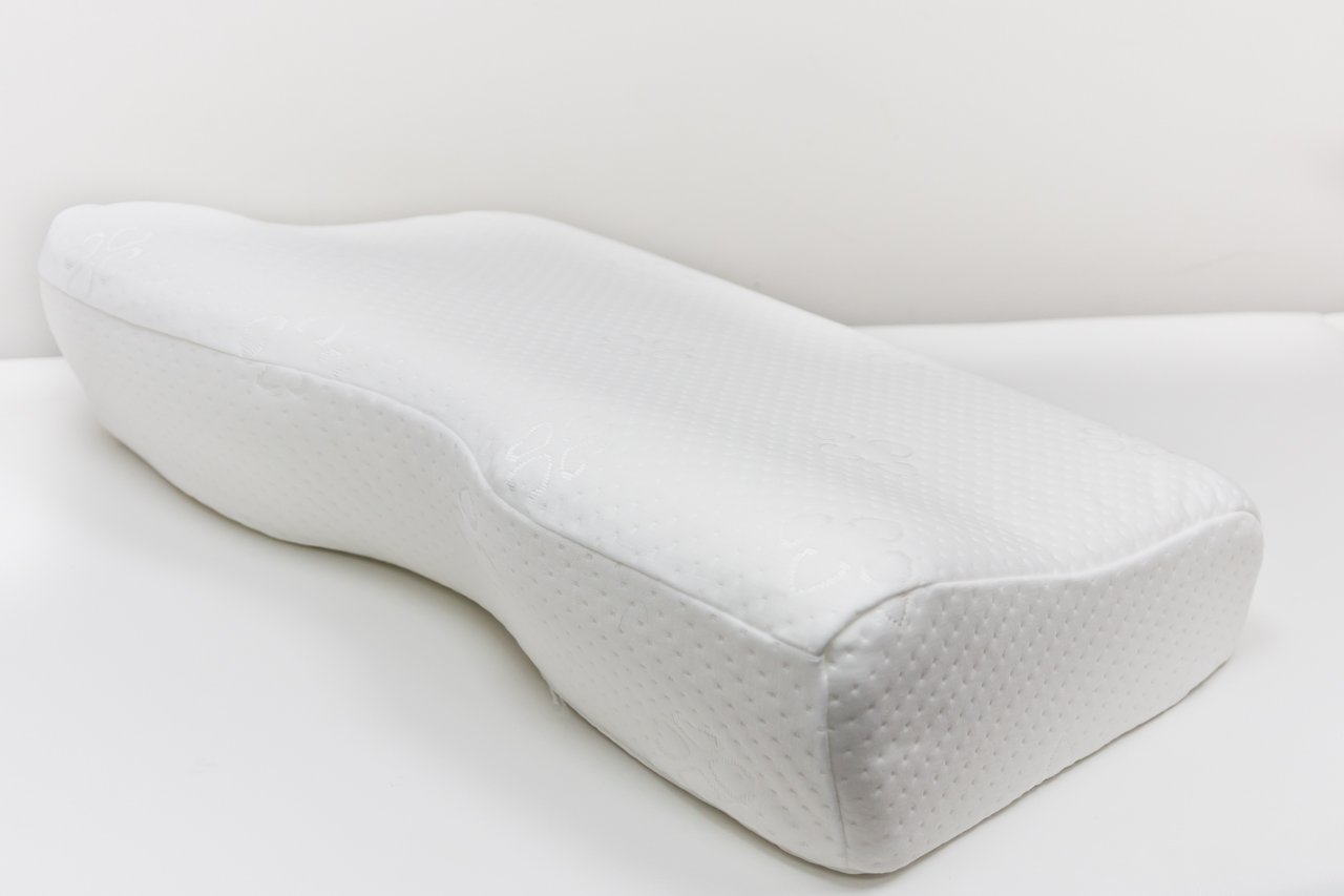 Лучшие подушки для сна при шейном остеохондрозе. Ортопедическая подушка. Ортопедическая подушка для сна. Подушка ортопедическая с эффектом памяти. Подушка при остеохондрозе.