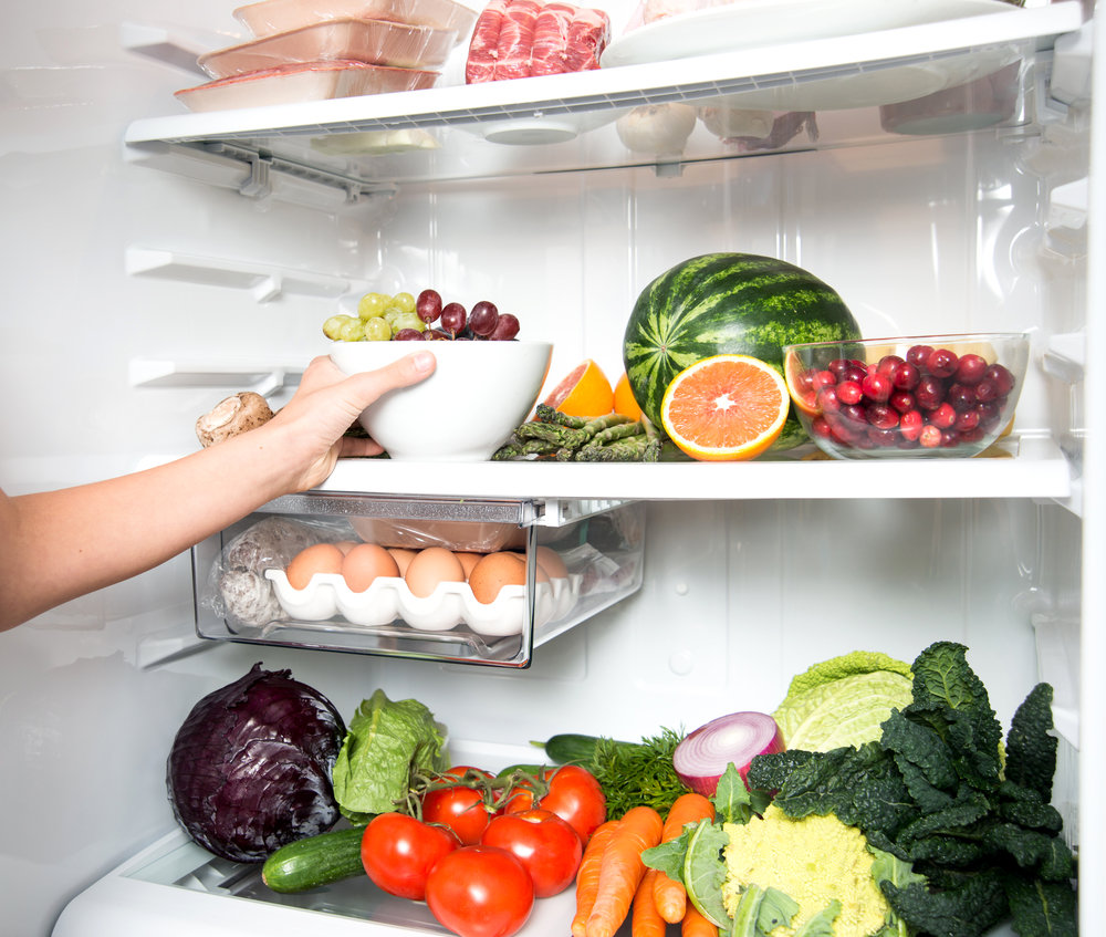 овощи и фрукты в холодильнике
