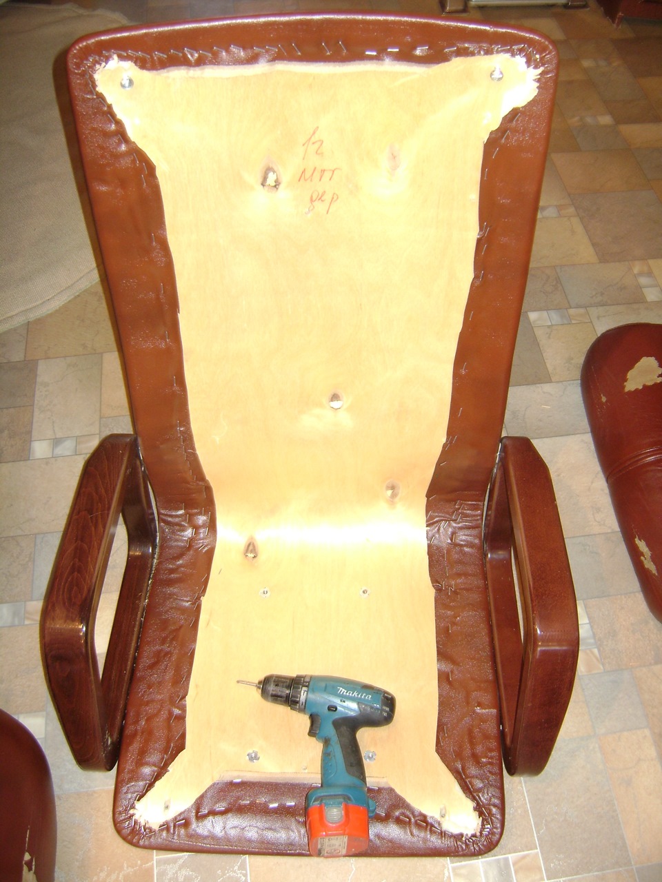 снятие старой обивки кресла