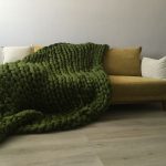 зеленый плед для дивана