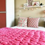 розовое вязанное покрывало на кровать