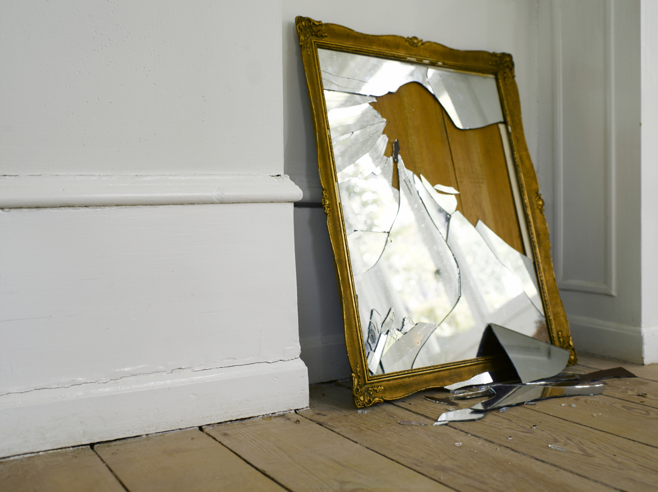 Упала фотография со стены и разбилось стекло к чему это