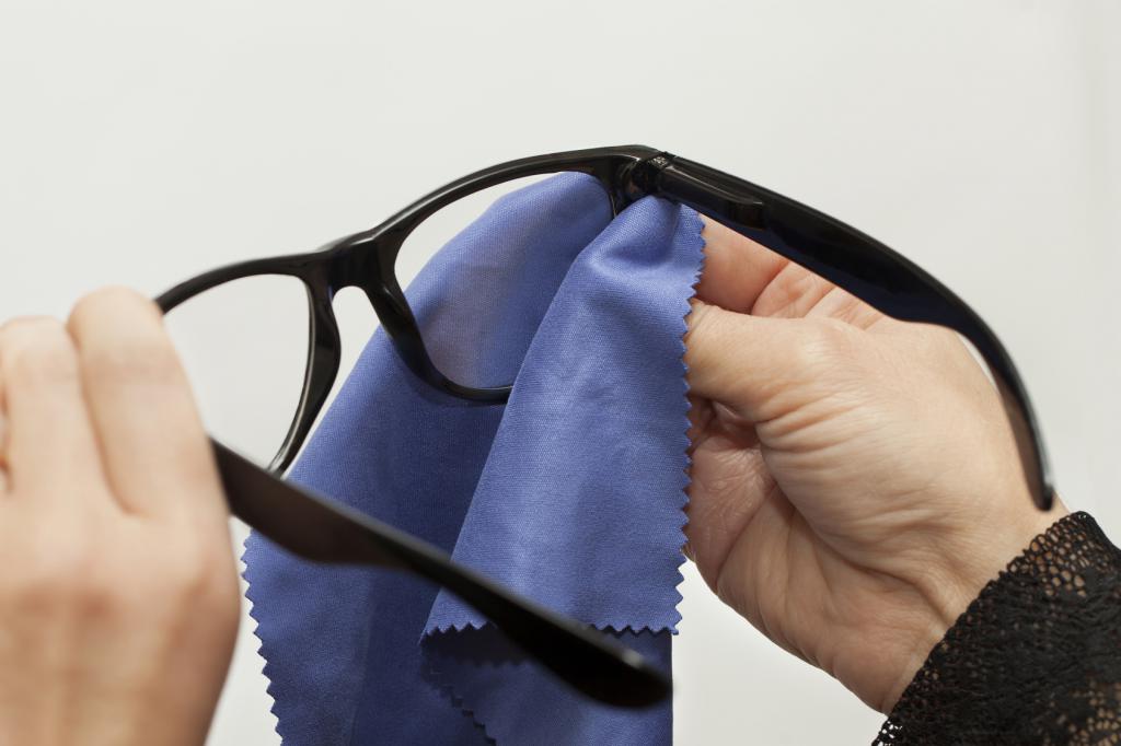 Чем лучше протирать очки для зрения стеклом?