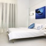 кровать с синей картиной