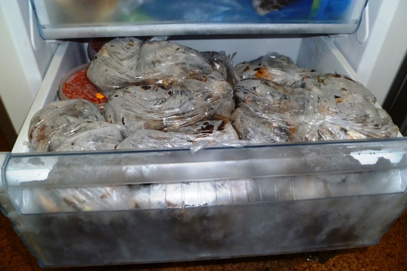 рыба вяленая в холодильнике