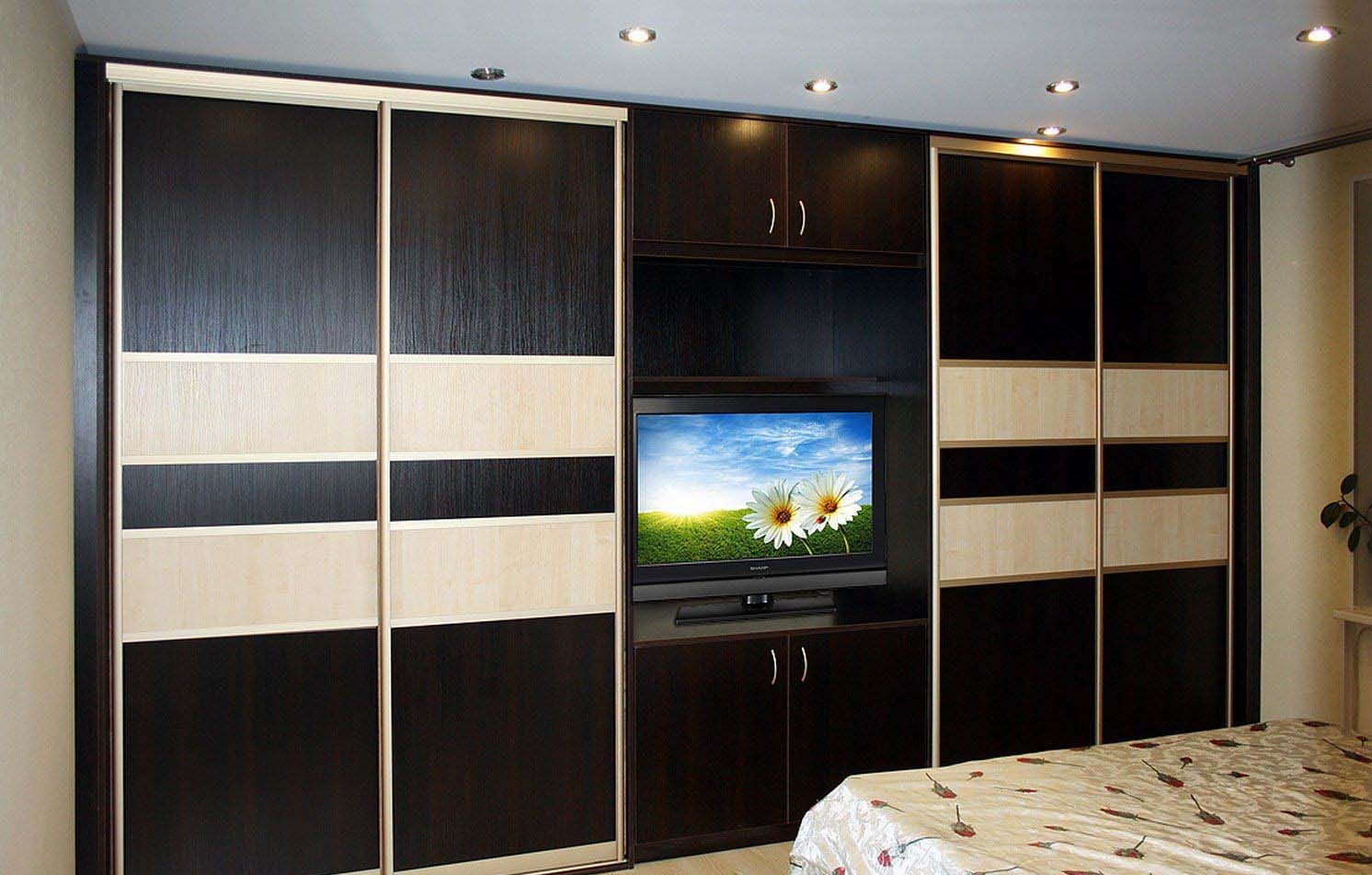 Встроенный шкаф в зал с телевизором