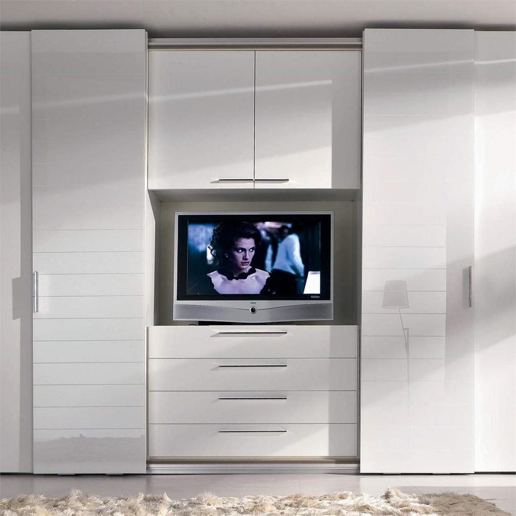 Встроенный телевизор в дверь шкафа