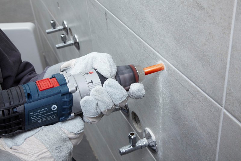 Процесс сверления керамогранита по бетону
