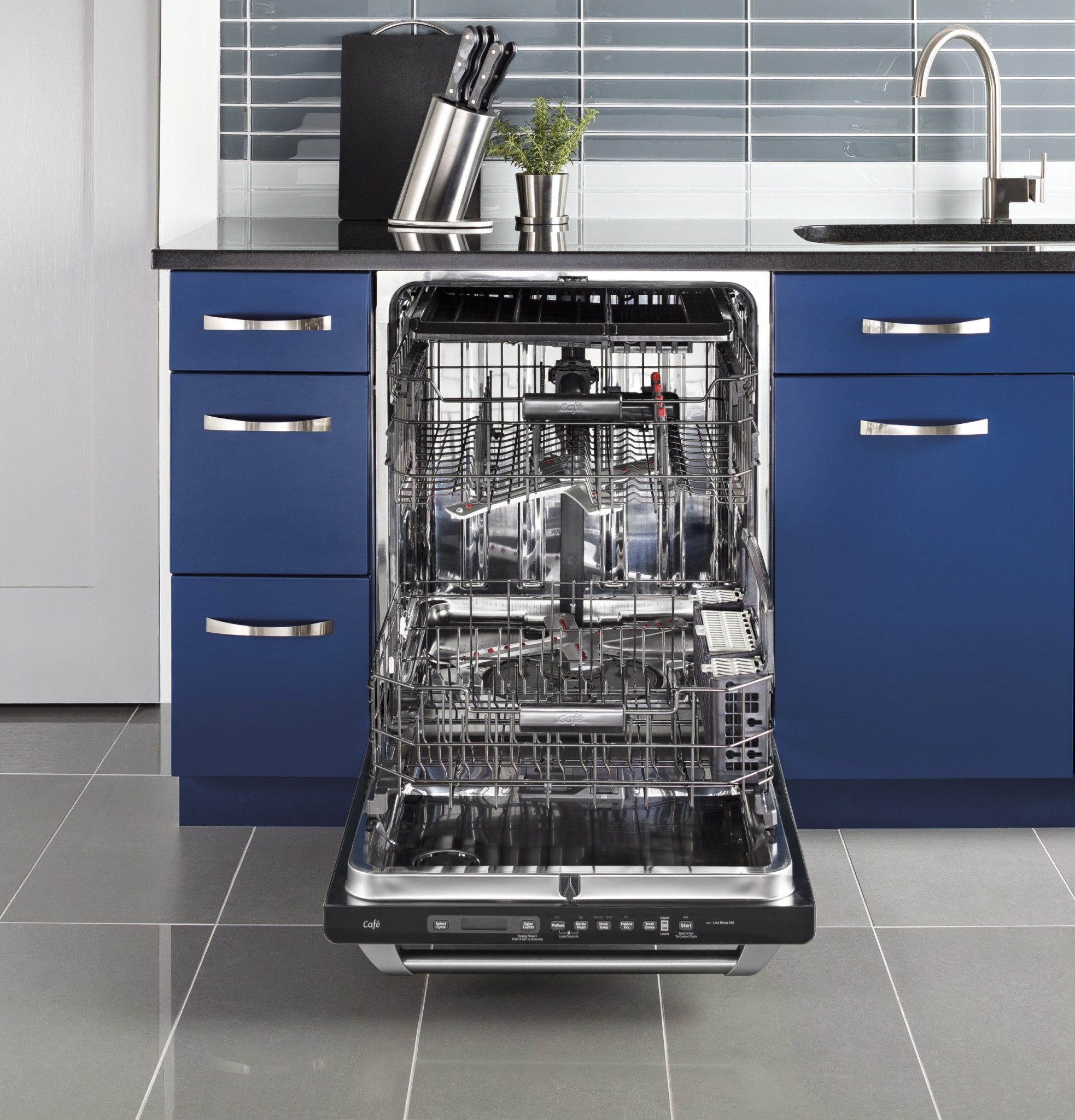 Встраиваемая посудомоечная машина в интерьере кухни