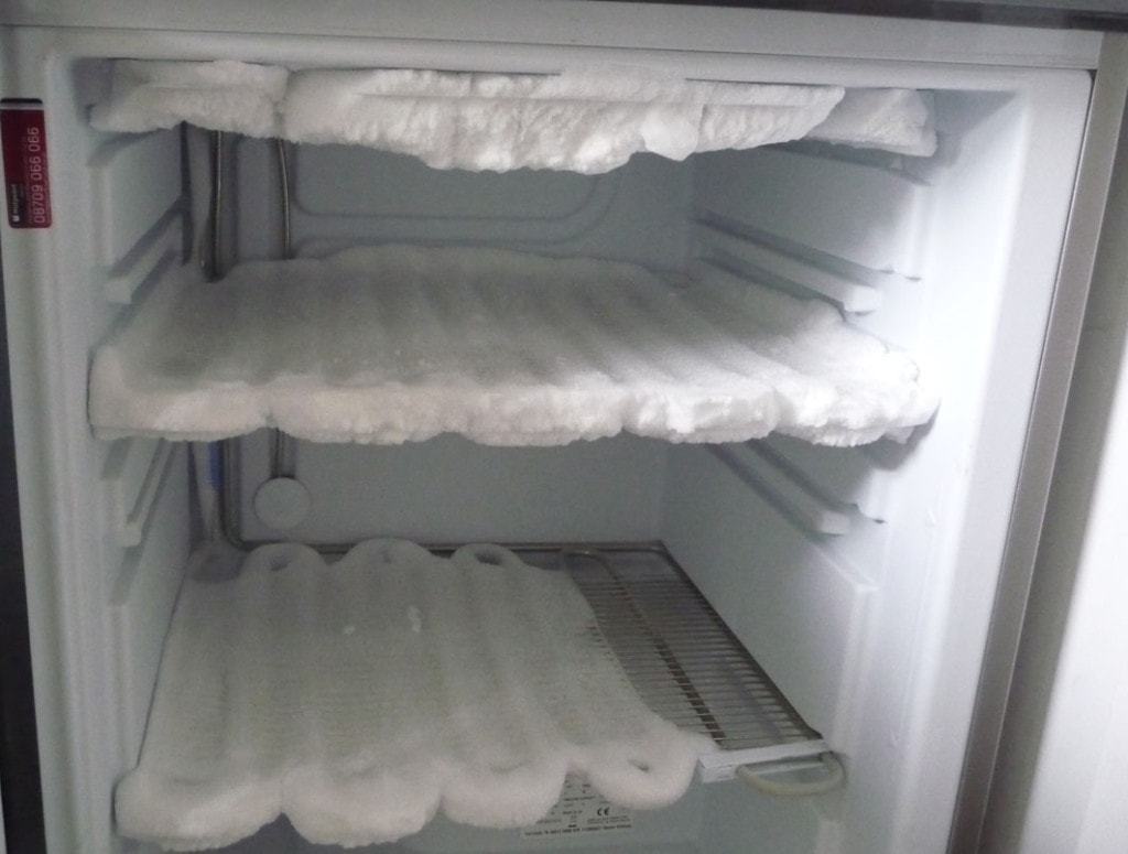 замороженный холодильник
