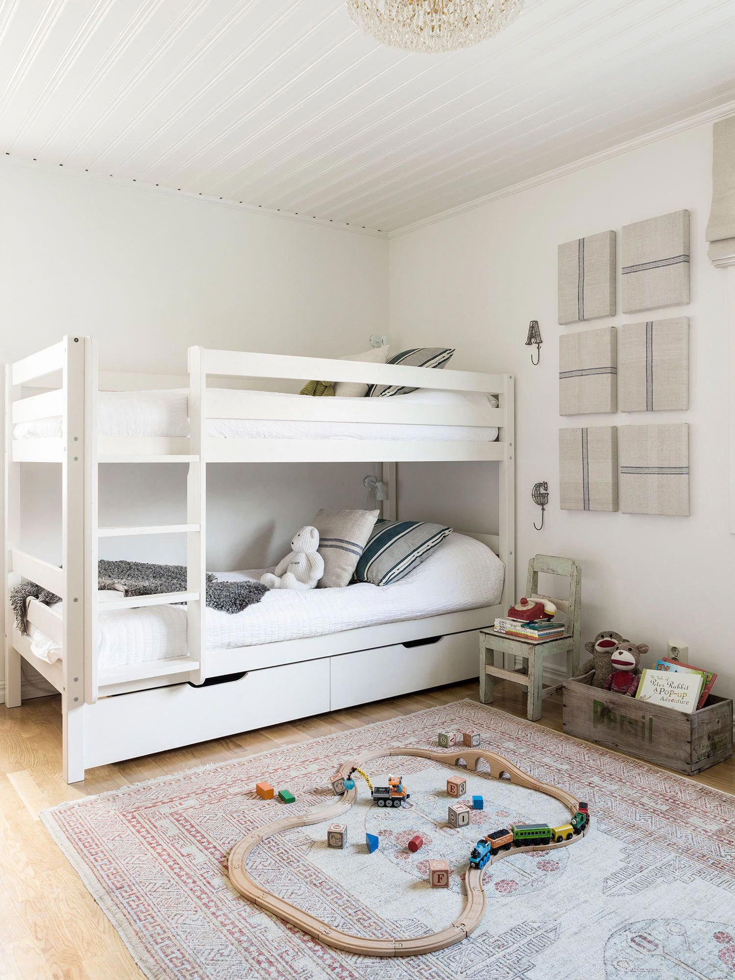 Интерьер детской для двоих с двухъярусной кроватью