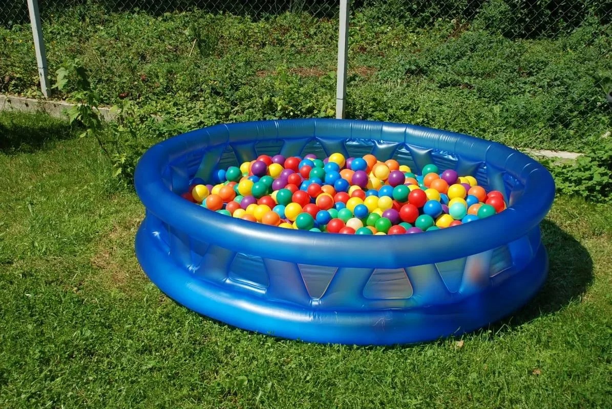 детский бассейн с шариками