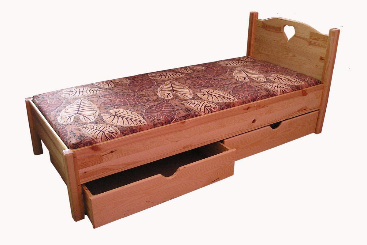 кровать из дерева 