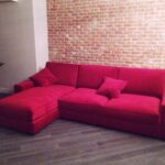 красный диван в студии